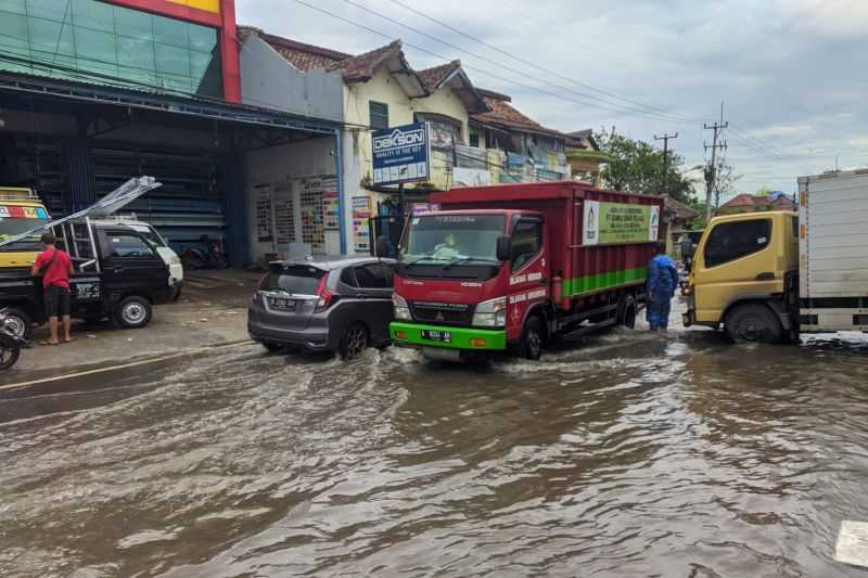 Drainase Tersumbat Sebabkan Banjir di Jalan Protokol Kota Serang