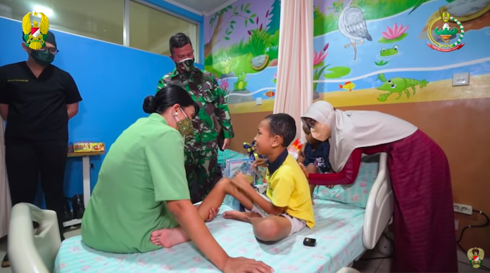 Dua Anak Tentara Yogya yang Kelainan Sejak Lahir Dirawat di RSPAD Ini Dijenguk Istri Jenderal Bintang Empat Kopassus