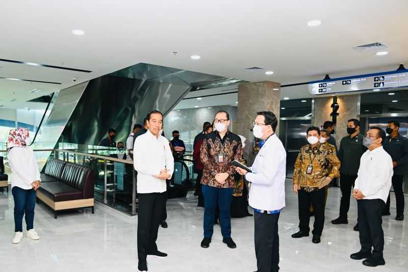 Dua Juta Warga Indonesia Berobat ke Luar Negeri, Presiden Jokowi Minta Menkes Atasi Kekurangan Dokter Spesialis