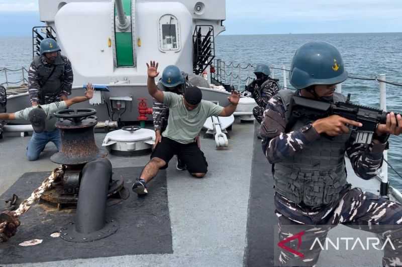 Dua Kapal Perang TNI AL Latihan VBSS dan Pertempuran Jarak Dekat di Perbatasan Ambalat