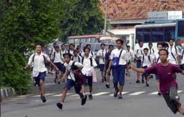 Dua Kelompok Pelajar SMP Tawuran di Kampung Melayu