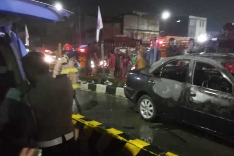 Dua Orang Meninggal saat Sedan Tabrak Separator TransJakarta