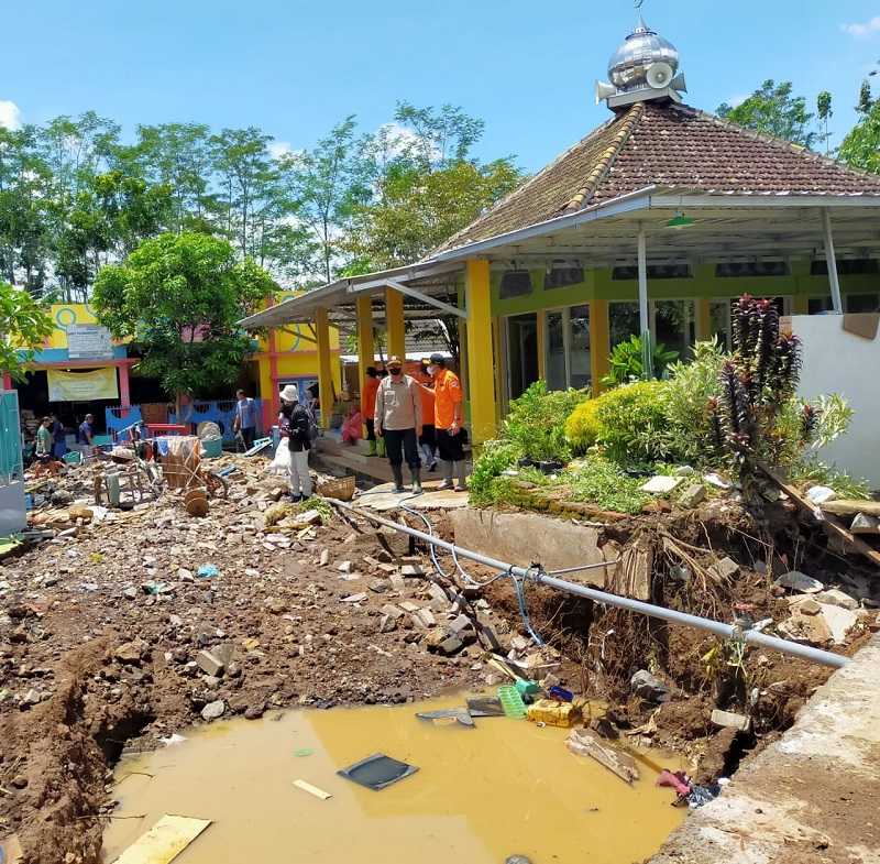 Dua Orang Tewas dan Satu Hilang Akibat Banjir di Jember