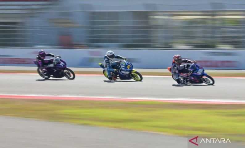 Dua Pembalap Indonesia Raih Podium ARRC UB150 di Sirkuit Mandalika