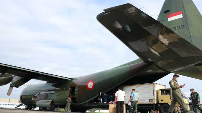Dua Pesawat Hercules TNI AU Dikerahkan Angkut Bantuan Bencana ke Flores