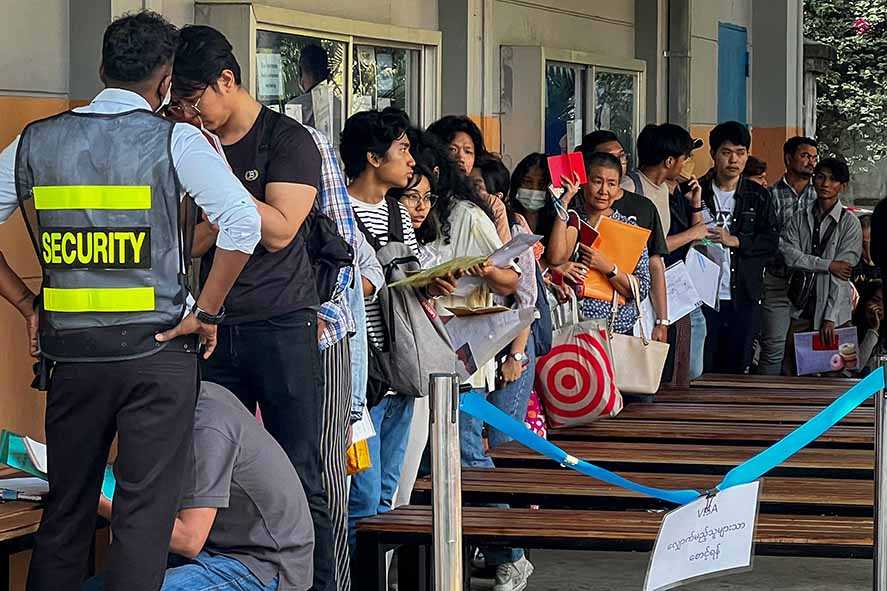 Dua Tewas Saat Antre Paspor di Myanmar