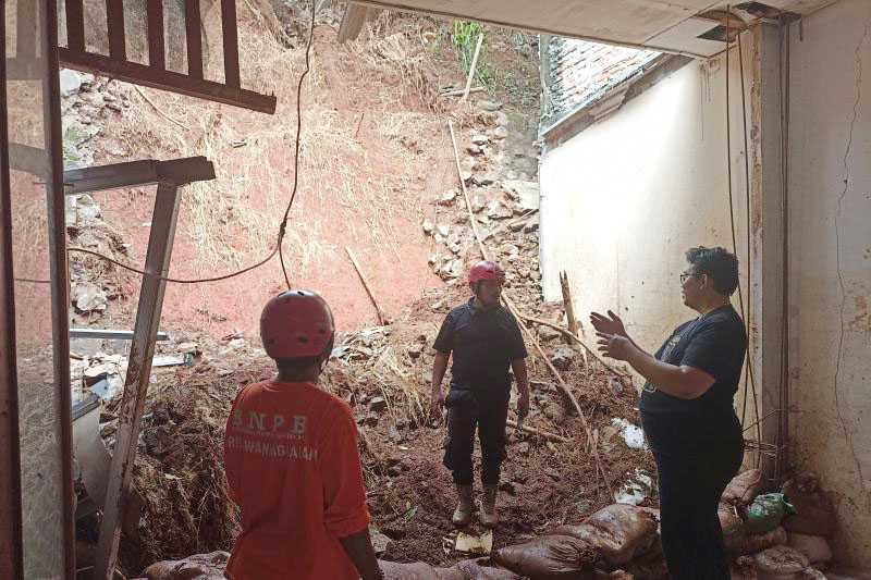 Dua Unit Rumah di Tangsel Terdampak Longsor