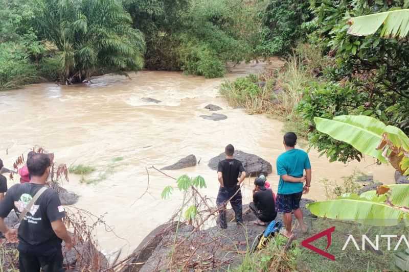 Dua Warga Sukabumi Jatuh dari Jembatan Langsung Terbawa Arus Sungai Rewod