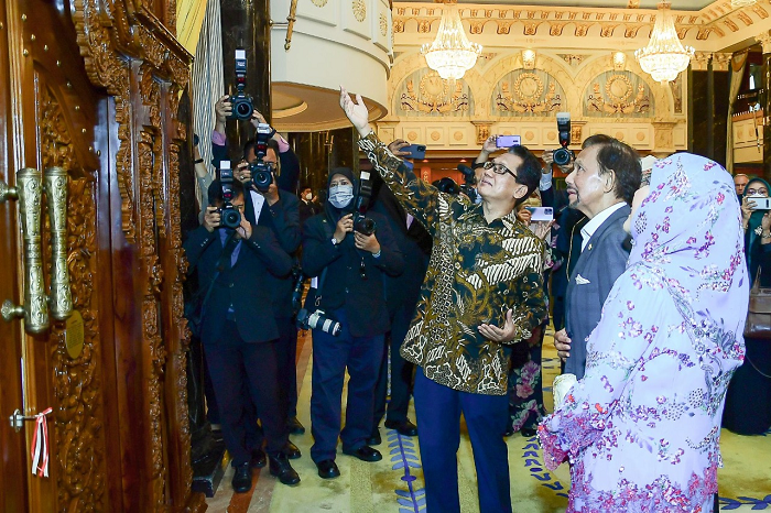 Dubes Asing Persembahan Hadiah Khusus Pintu Kayu Ukir Jawa Klasik 'Gebyok' kepada Sultan Brunei Darussalam