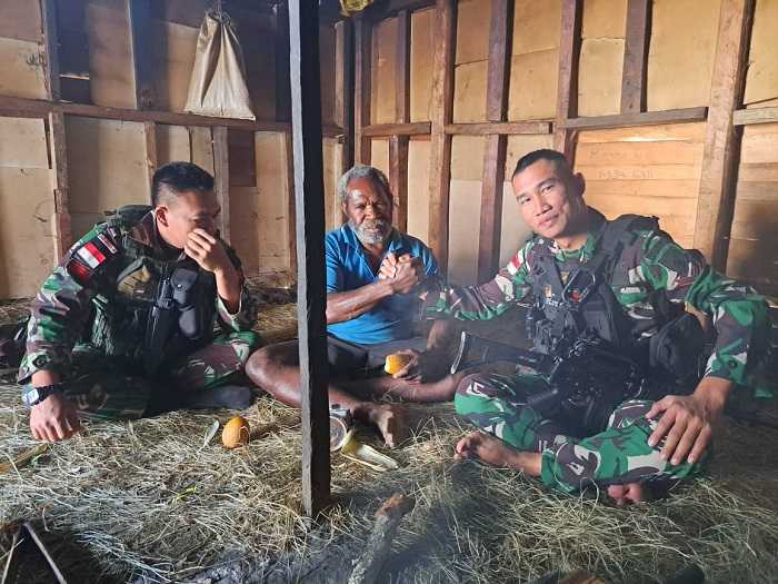 Duduk Santai di Rumah Warga, Satgas Yonif Raider 142/KJ Lebih Dekat dengan Masyarakat