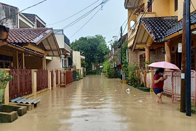 Duh! Tanggul Jebol Kena Abrasi, Warga Bekasi Terpaksa Mengungsi Karena Luapan Sungai Banjiri Pemukiman