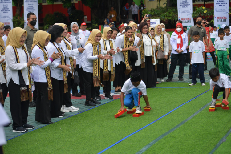Dukung Gerakan Sekolah Sehat, Ibu Negara dan OASE KIM Ajak Siswa SD di Bandar Lampung Lestarikan Permainan Tradisional