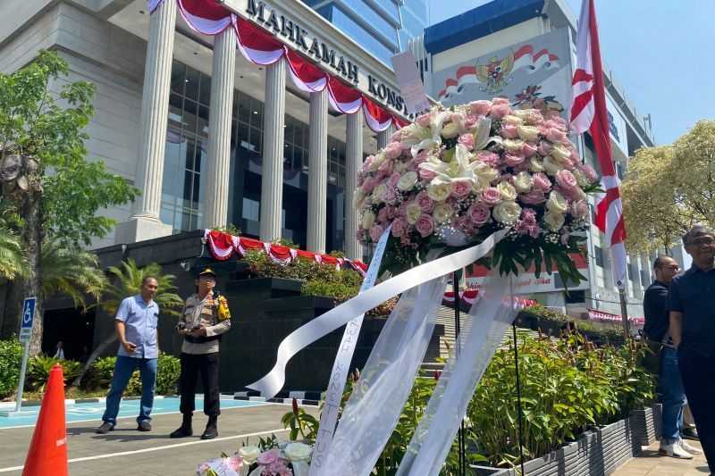 Dukung MK, Aktivis hingga Guru Besar Serahkan Karangan Bunga