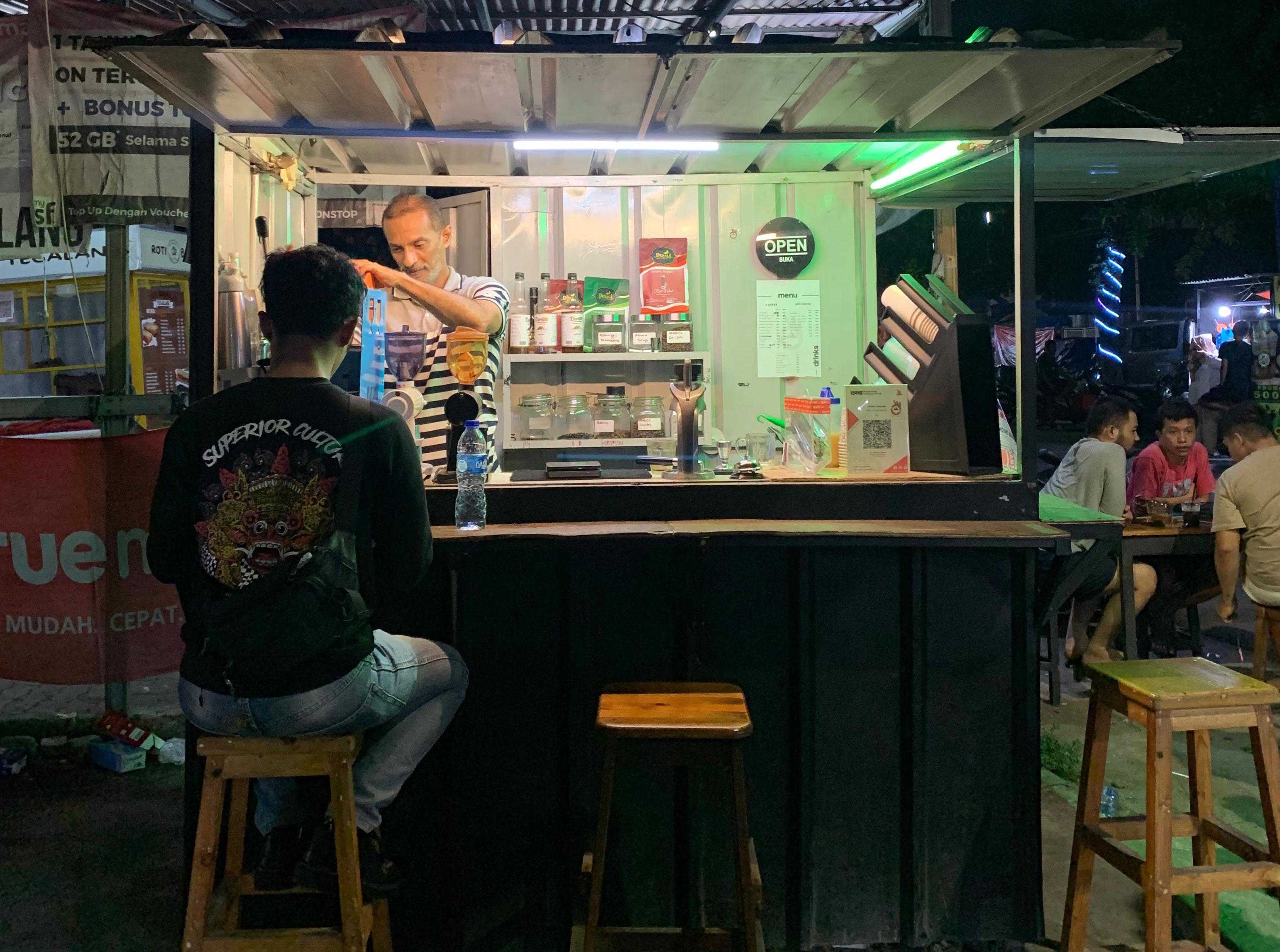 Dukung UMKM,  Mahasiswa STIKOM Prosia Bantu Kembangkan Segmentasi Pasar Salah Satu Coffee Shop di Jakarta Timur