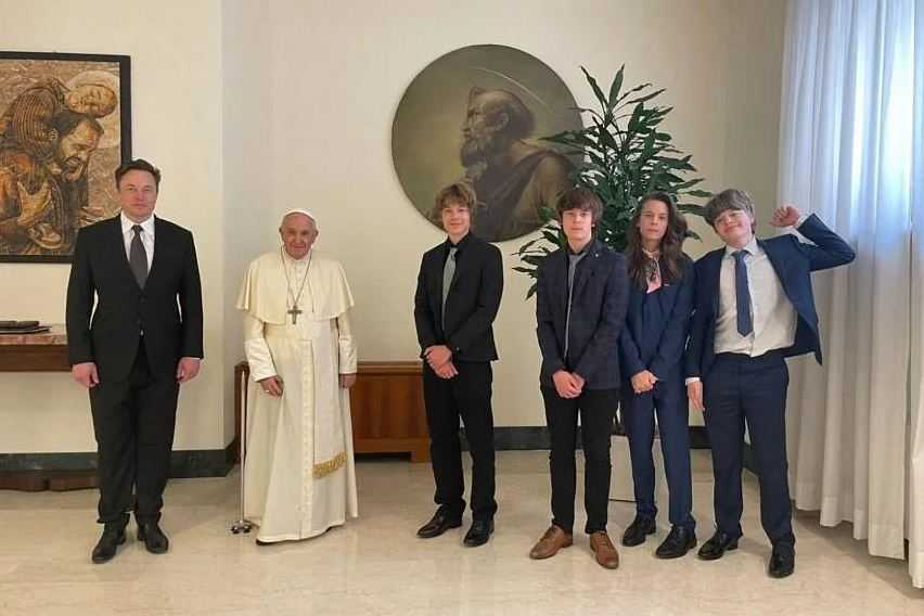 Elon Musk Unggah Foto Bersama Paus Fransiskus di Twitter, Apa Maksudnya?