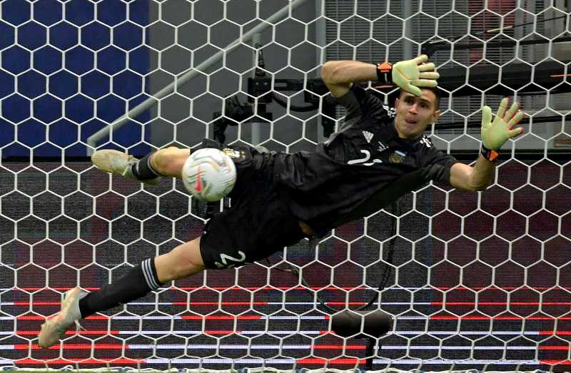 Emiliano Martinez Antar Argentina ke Final