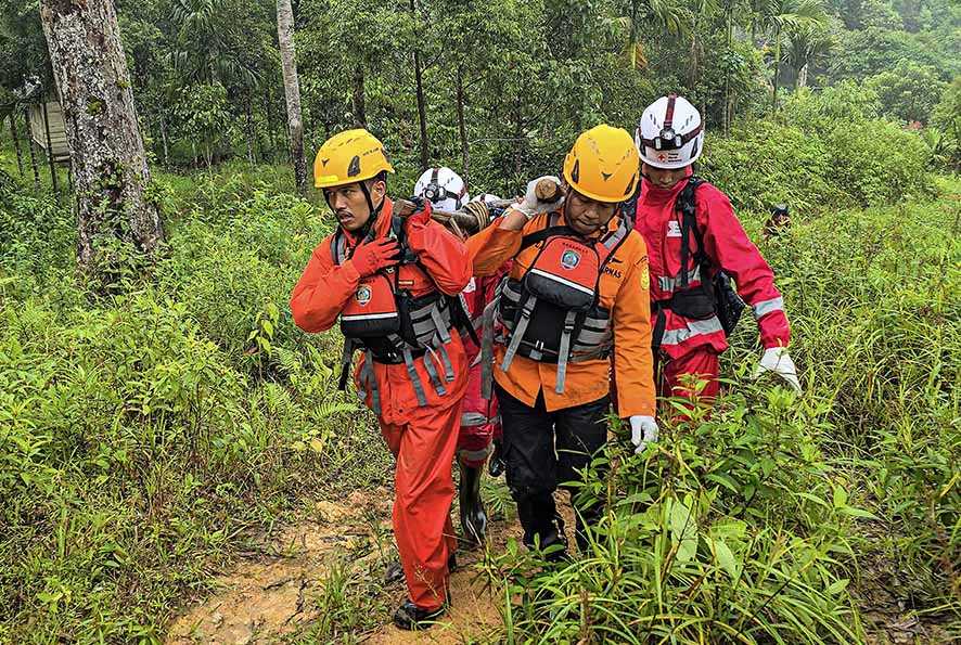 Evakuasi Korban Longsor Tambang Emas Ilegal