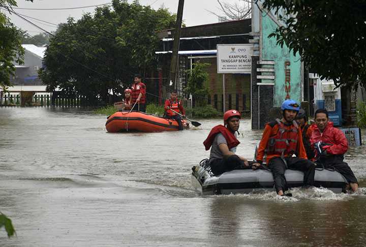 Evakuasi Warga yang Terendam Banjir di Kecamatan Manggala