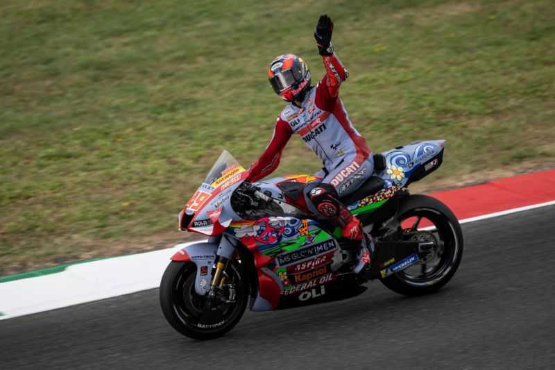Fabio Di Giannantonio ditunggu di garis finis MotoGP Italia
