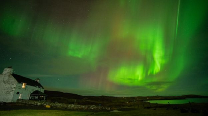 Fenomena Langka Aurora Borealis Terlihat di Seluruh Inggris