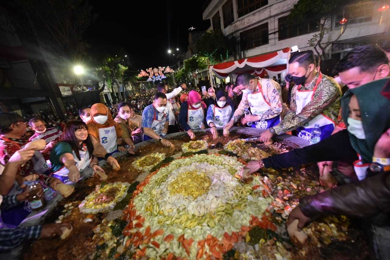 Festival Rujak Uleg Surabaya Masuk 110 Karisma Event Nusantara Kemenparekraf
