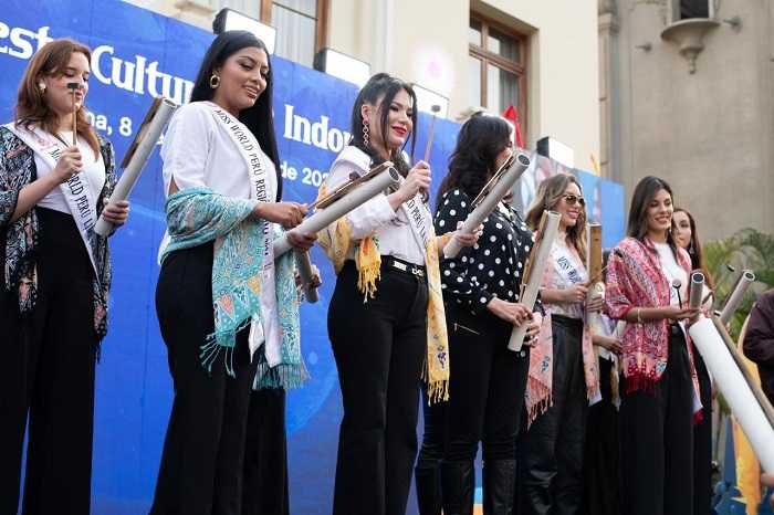 Finalis Miss World Peru 2024 Bangga Kenakan Batik Produk UMKM Indonesia