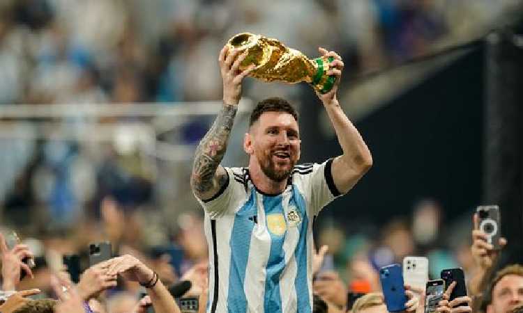 Foto Messi Angkat Trofi Piala Dunia Pecah Rekor, Salip Cristiano Ronaldo