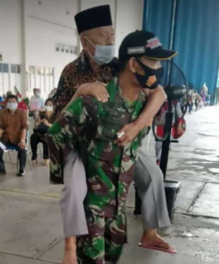 Foto yang Bikin Haru, Seorang Prajurit TNI Gendong Purnawirawan Tentara