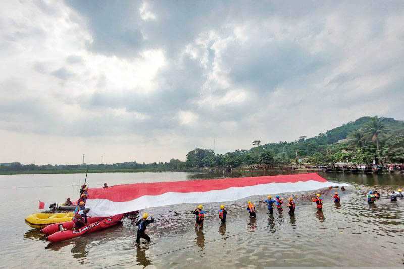 Gabungan Pencinta Alam Kibarkan Bendera Raksasa di Situ Gunung Putri