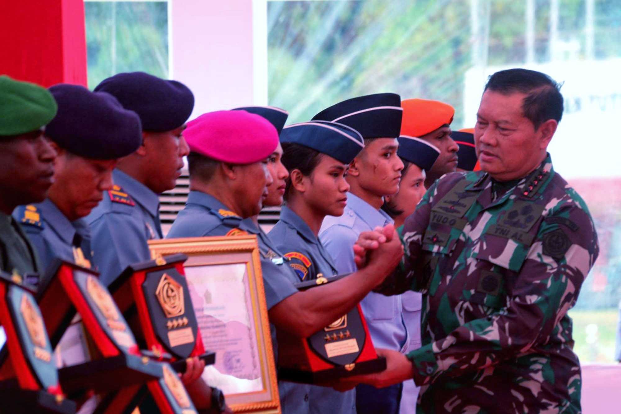 Gagalkan Penyelundupan TKI, Prajurit Marinir Ini Terima Penghargaan dari Panglima TNI
