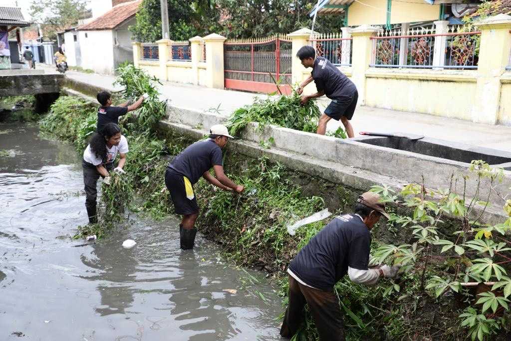 Ganjar Milenial Center Ajak Warga Gotong Royong Bersihkan Sungai Untuk Cegah Banjir