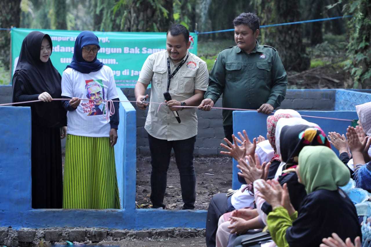 Ganjar Muda Padjadjaran Bangun Bak Sampah Buat Warga Desa di Subang 1