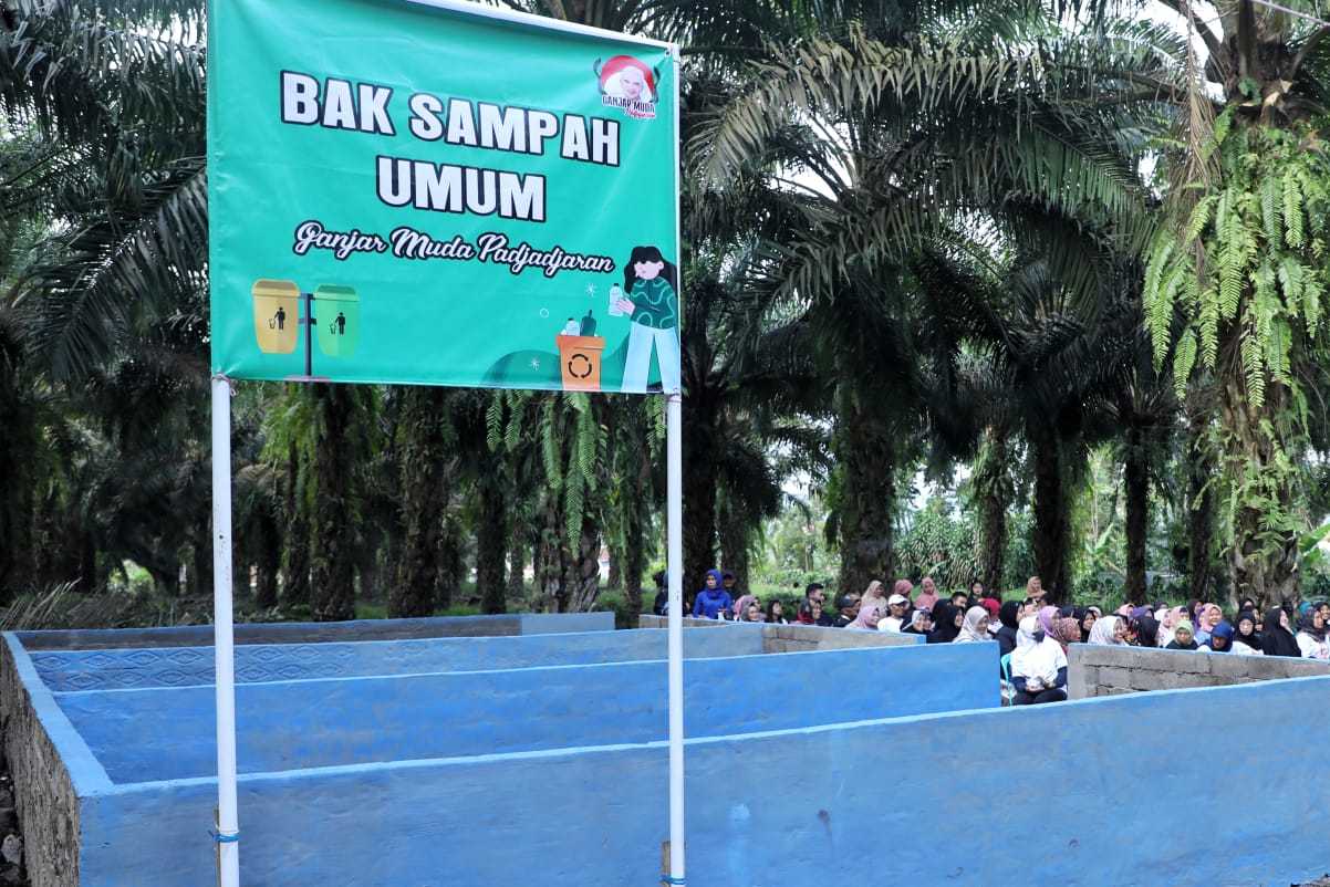 Ganjar Muda Padjadjaran Bangun Bak Sampah Buat Warga Desa di Subang 3