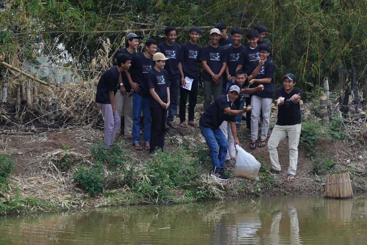 Ganjar Muda Padjadjaran Tebar Bibit Ikan di Kabupaten Bandung, Jawa Barat 2