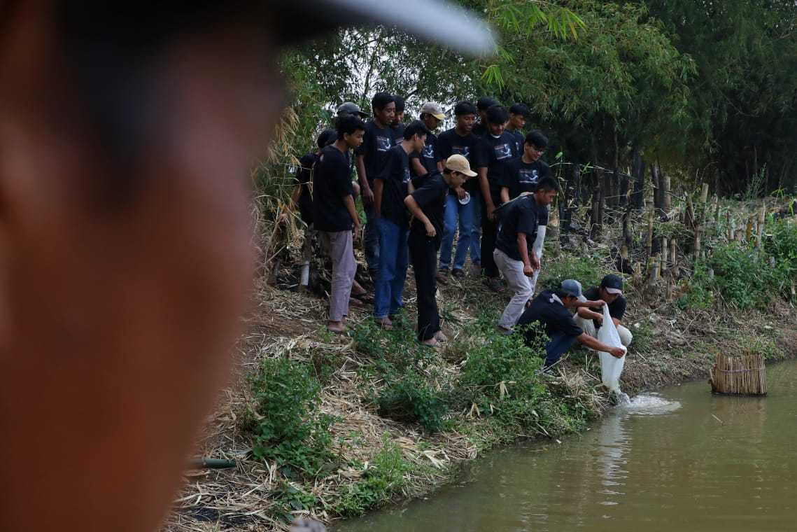 Ganjar Muda Padjadjaran Tebar Bibit Ikan di Kabupaten Bandung, Jawa Barat 3