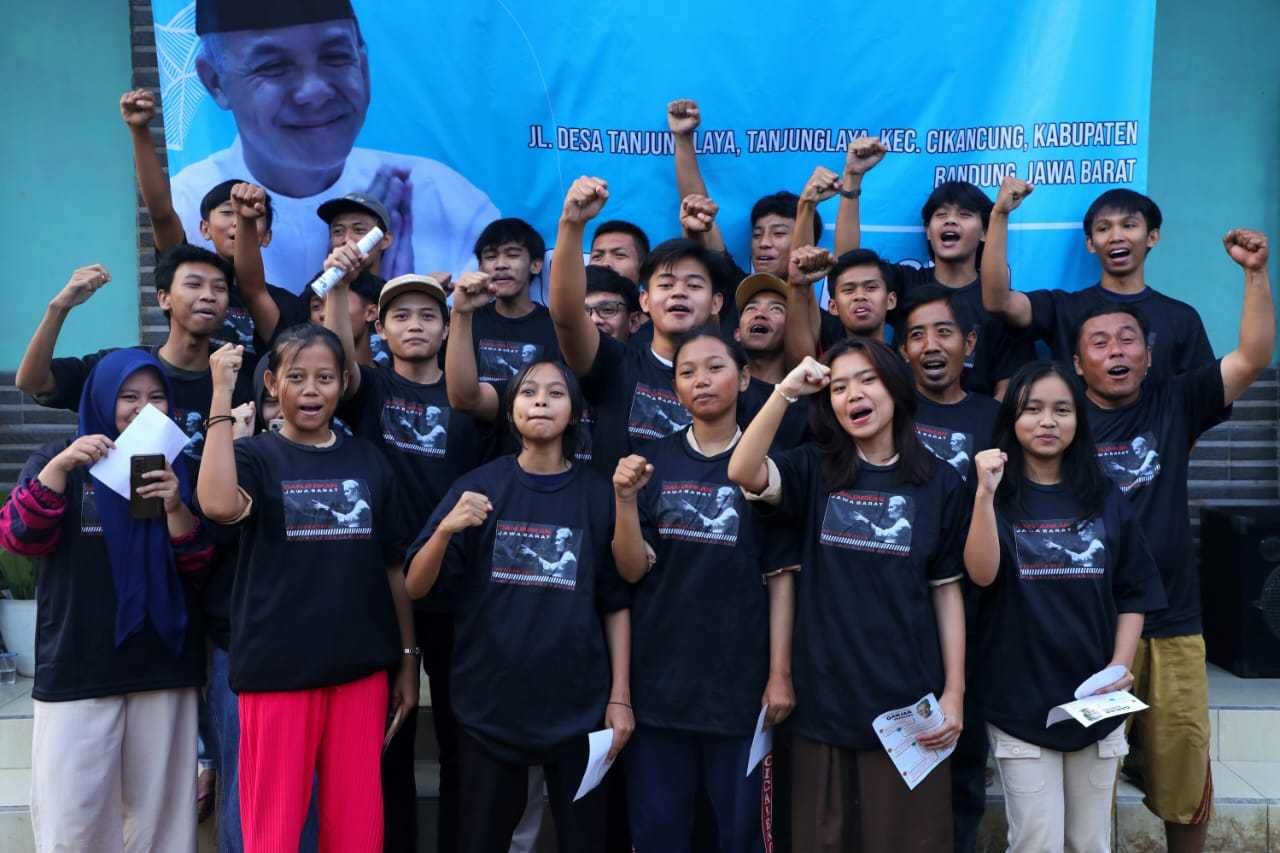 Ganjar Muda Padjadjaran Tebar Bibit Ikan di Kabupaten Bandung, Jawa Barat 4