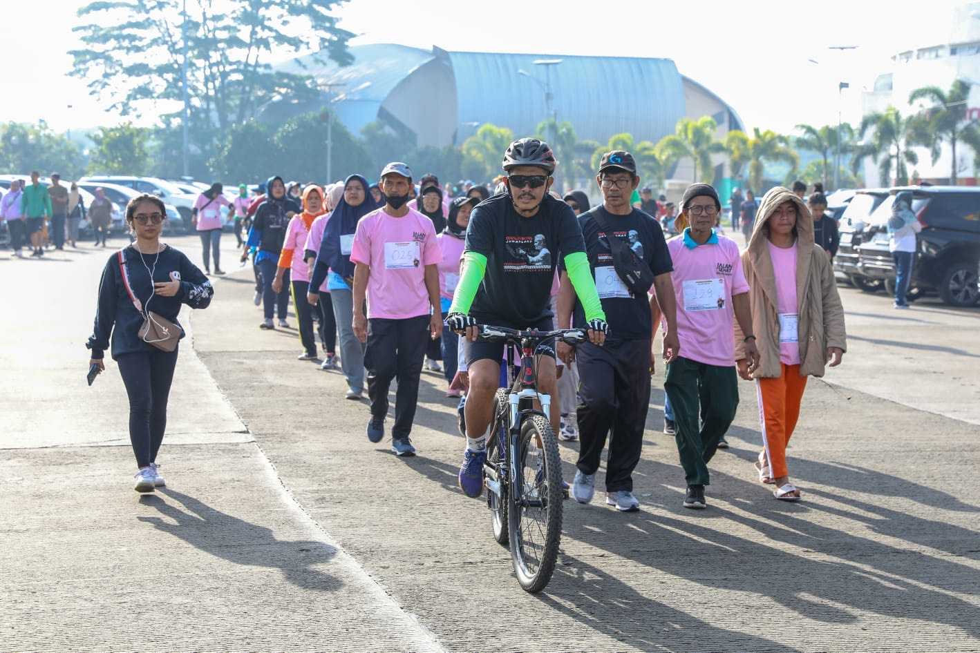 Ganjar Muda Padjajaran Ajak Warga Kota Bandung Rutin Olahraga Pagi dengan Jalan Sehat