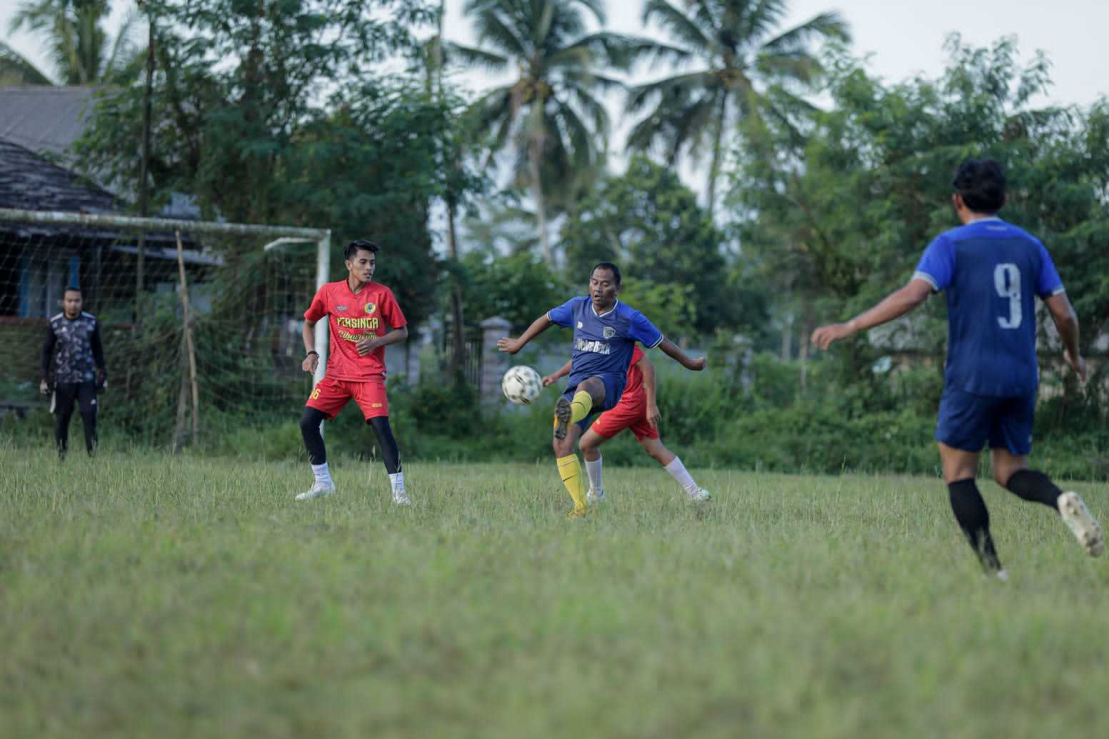 Ganjar Muda Padjajaran Benahi Lapangan Bola dan Gelar Pertandingan Persinga U-21 Vs Legend 5