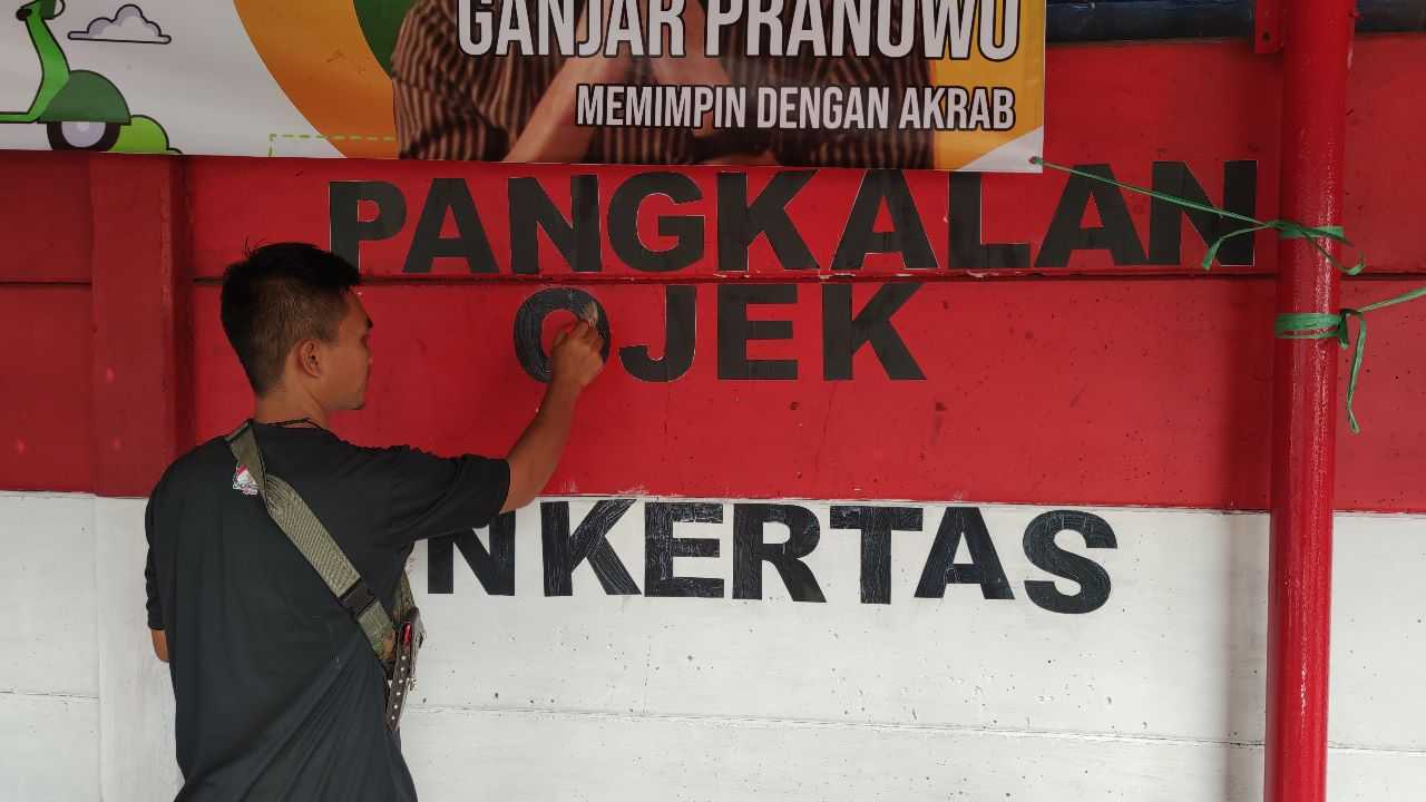 Ganjar Muda Padjajaran Gelar Bakti Sosial dan Benahi Pangkalan Ojek di Bandung Barat
