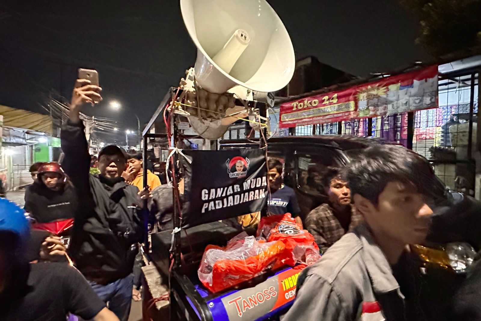 Ganjar Muda Padjajaran Meriahkan Sisa Bulan Ramadan lewat Berbagi Sahur di Bandung