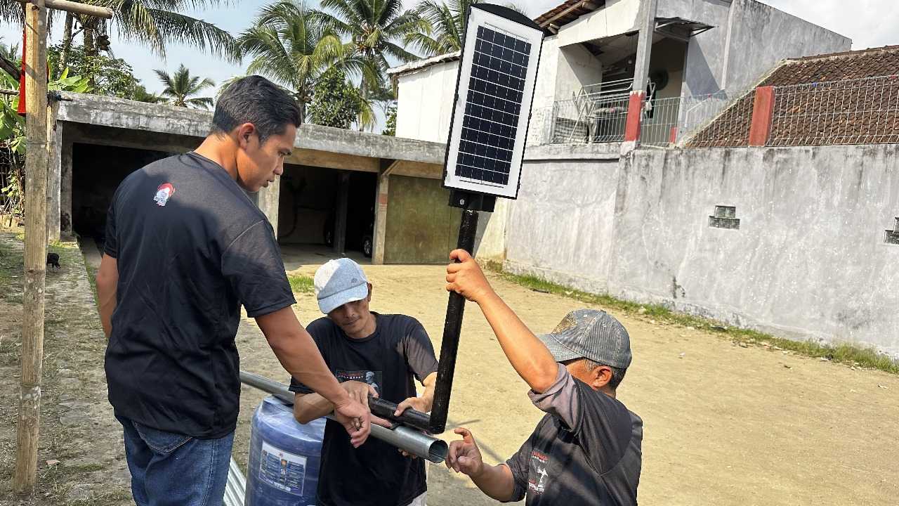 Ganjar Muda Padjajaran Pasang Lampu PJU dan Berikan Tando Air, Warga: Ini yang Dibutuhkan