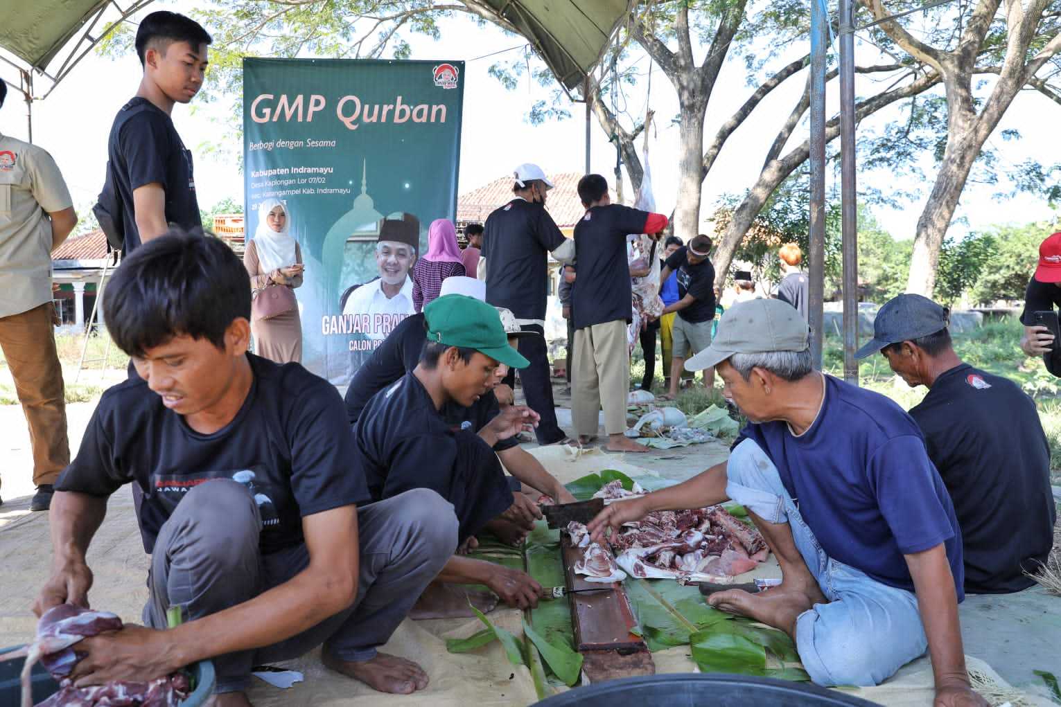 Ganjar Muda Padjajaran Potong Hewan Kurban Bersama Warga di Indramayu