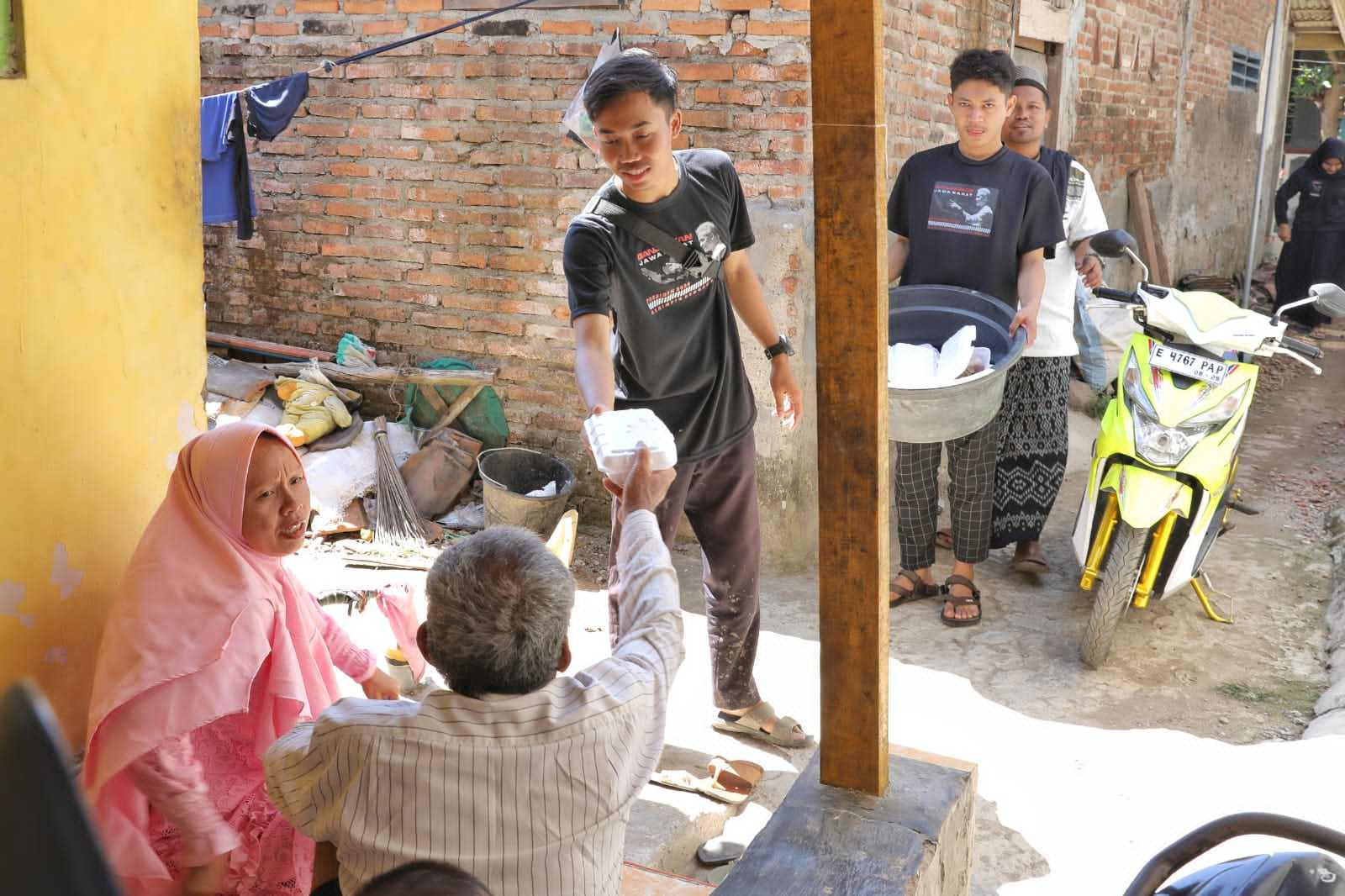 Ganjar Muda Padjajaran Potong Hewan Kurban Bersama Warga di Indramayu 3