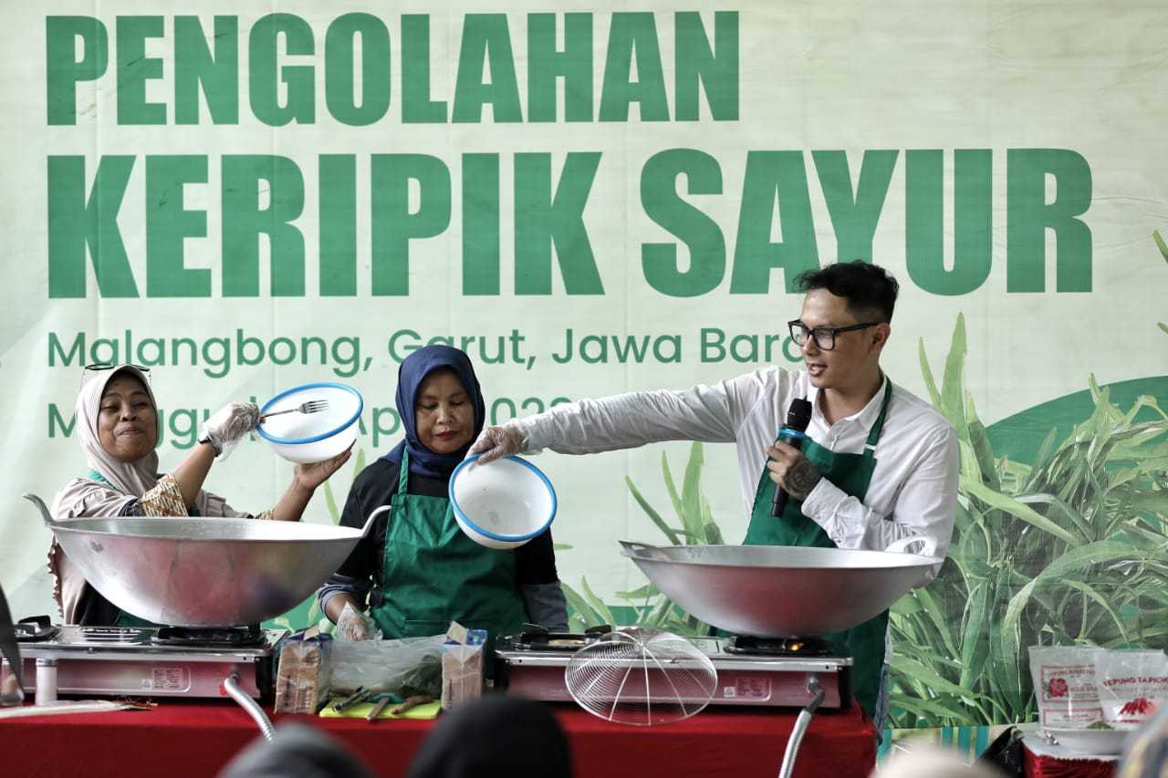 Ganjar Muda Padjajaran Tingkatkan Ekonomi Masyarakat Melalui Rumah Produksi Keripik Kangkung Khas Garut