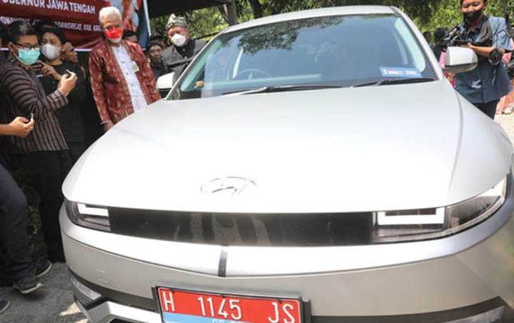 Ganjar Mulai Penggunaan Mobil Listrik di Pemprov Jateng
