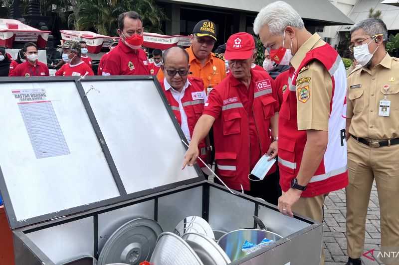 Ganjar Pranowo Serahkan Bantuan Senilai Rp1,5 Miliar untuk PMI Jateng