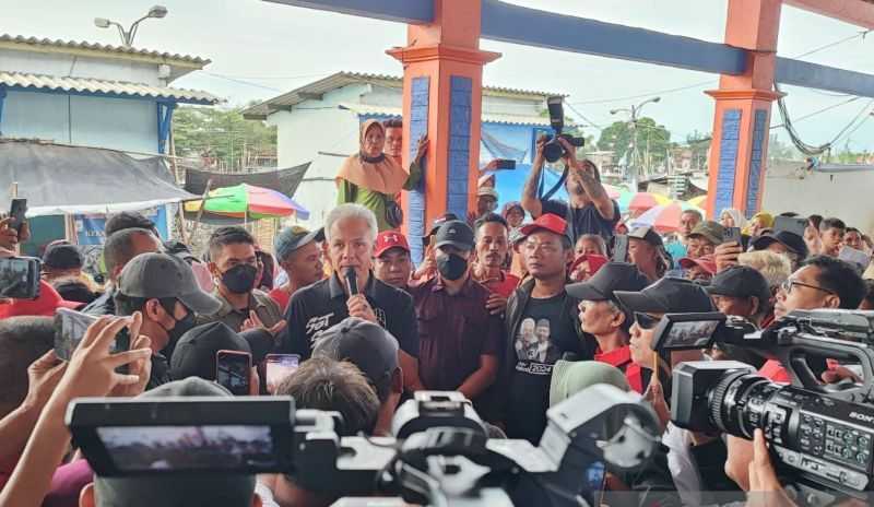 Ganjar Pranowo Serap Aspirasi Nelayan di TPI Tawang