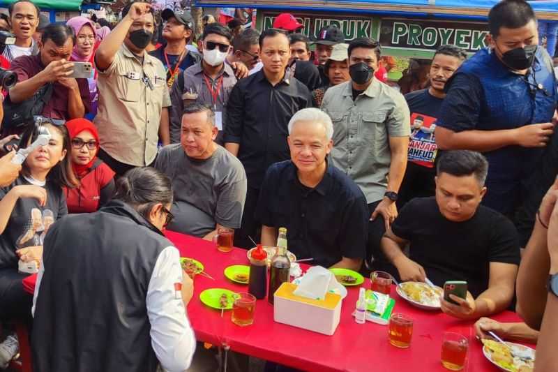 Ganjar Sarapan Bersama Warga di Pasar Proyek Lama Bekasi