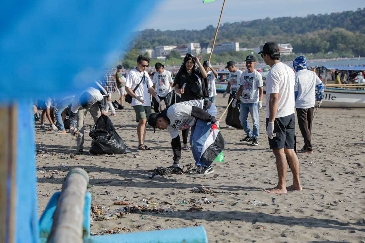 Ganjartivity Sosialisasikan Peduli Lingkungan Lewat Aksi Bersih-bersih Pantai Pangandaran
