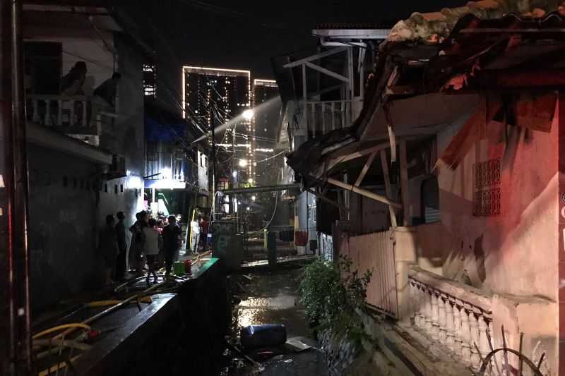 Gara-gara Korsleting Listrik, 7 Rumah di Setiabudi Hangus Terbakar